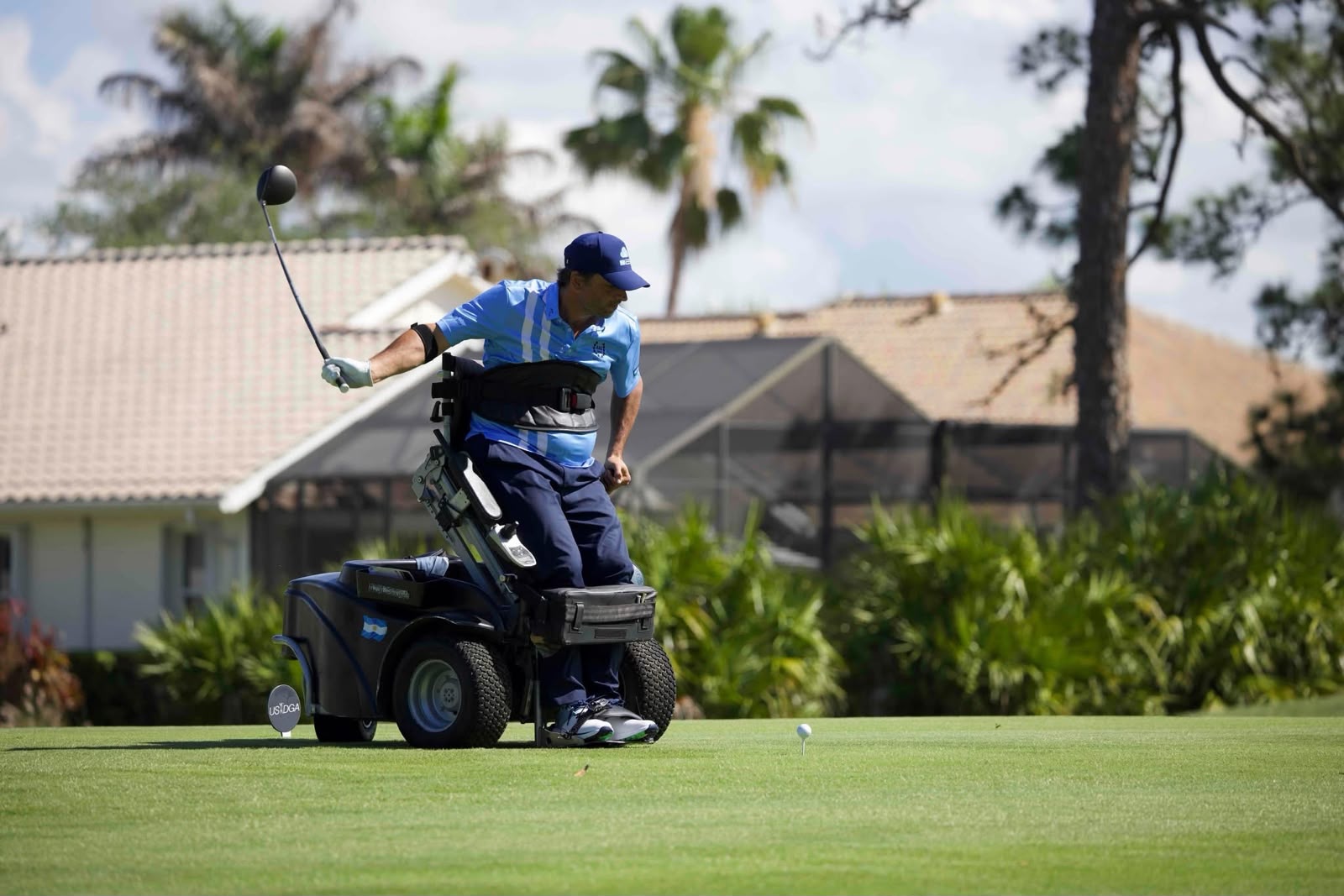 Mariano Tubio en su silla de ruedas adaptada en un campo de golf